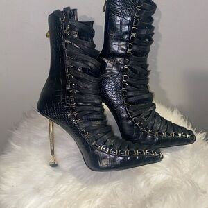 Azalea Wang Elegant Black Croc-Embossed Stiletto Boots